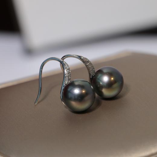 甄珠贝 大溪地高跟鞋耳环 孔雀绿光 10-11mm 18k白金+钻石镶嵌 商品图4