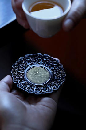 透雕缠枝莲纹°紫光檀镶玉石杯垫