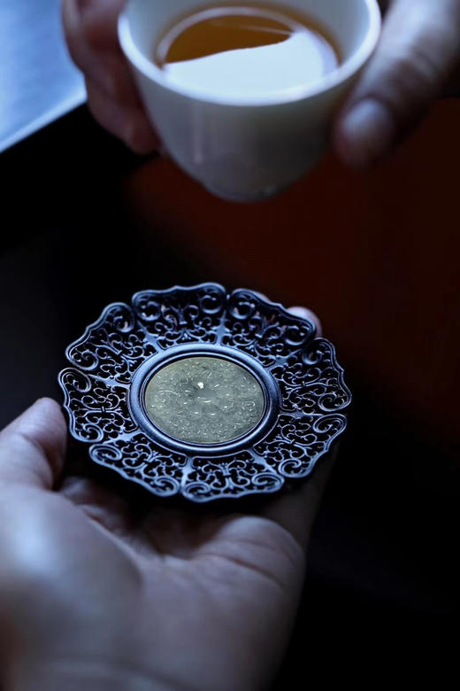 透雕缠枝莲纹°紫光檀镶玉石杯垫 商品图0