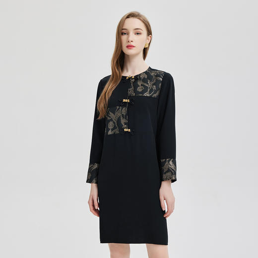 PE836斯尔丽2024新款提花拼接式国风不对称宽松连衣裙 商品图2