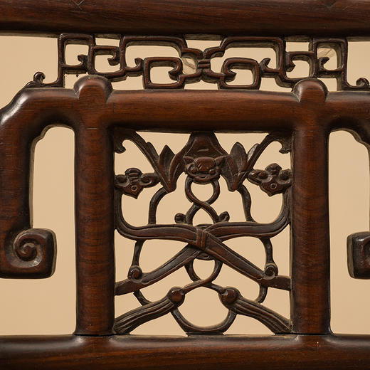 清 红木镶云石透雕蝠纹圆形插屏 商品图3