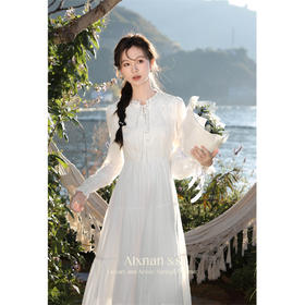 鹿向南《白月光》气质长袖连衣裙女2026新款早春显瘦米白色裙子