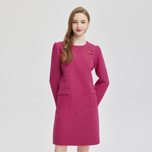 PE847斯尔丽2024新款俏皮小香风配胸针连衣裙 商品图0