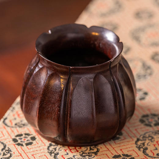 清 紫檀一木整挖瓜棱形水盂 商品图4