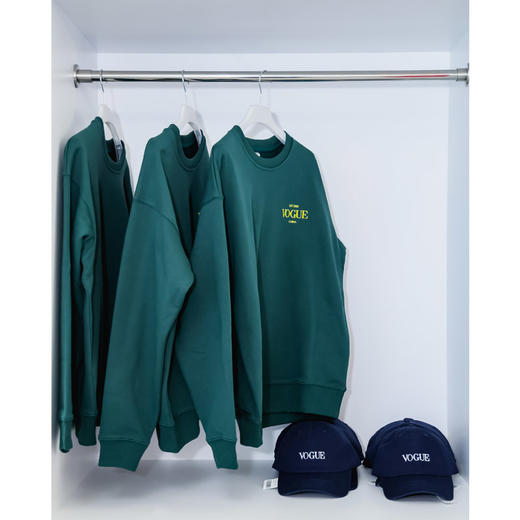 VOGUE墨绿色圆领卫衣 商品图1