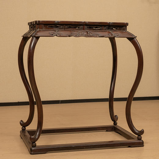 清 红木浮雕礁石海浪云纹三弯腿带托泥香几 商品图4