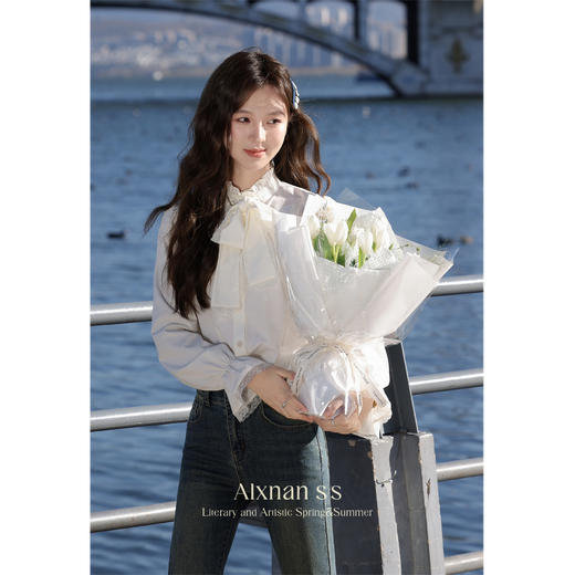 鹿向南《温柔千金》法式花边领蝴蝶结春日衬衫女上衣 商品图1