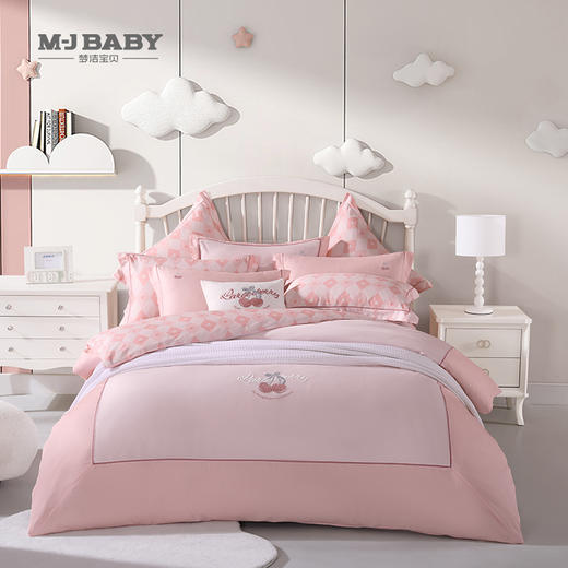 10楼 梦洁宝贝 套件 长绒棉绣花三件套-樱桃甜心 150*200cm吊牌价1798元   活动价1199元 商品图1