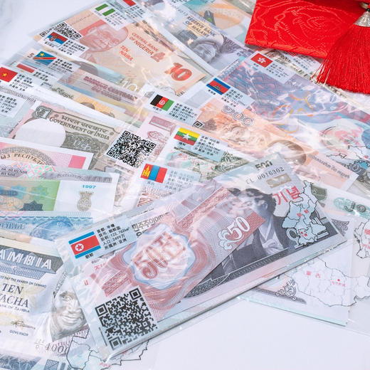 72小时内发货 🏮 24年火爆的新年红包❗【52张外币真钞💰 祥云流苏丝绸红包】🧧 内含28个国家，52张限量版外币真钞，小孩长辈都喜欢！（纯外币的版本已经售罄了！现在只有+金钞的版本了） 商品图10