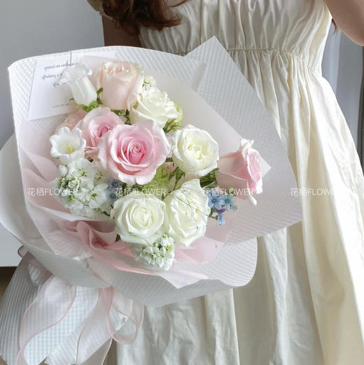 【蜜桃使者】粉雪山玫瑰➕白玫瑰➕紫罗兰。精品时尚小花束 商品图0