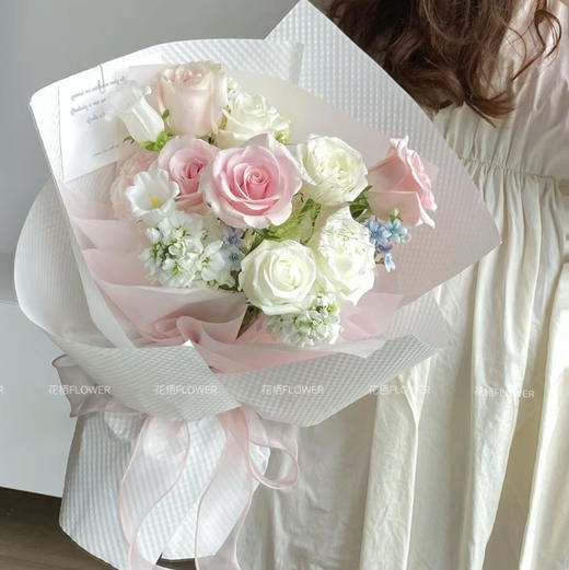 【蜜桃使者】粉雪山玫瑰➕白玫瑰➕紫罗兰。精品时尚小花束 商品图2