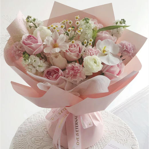 【尊贵的公主】9支粉雪山玫瑰➕粉色康乃馨➕蝴蝶兰➕洋甘菊，精品时尚花束 商品图1