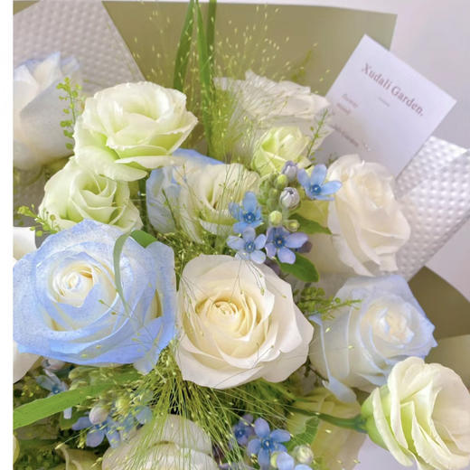 【为你闪耀】6只白玫瑰➕6只碎冰蓝玫瑰➕绿桔梗➕蓝星花➕喷泉草精品时尚小花束 商品图2
