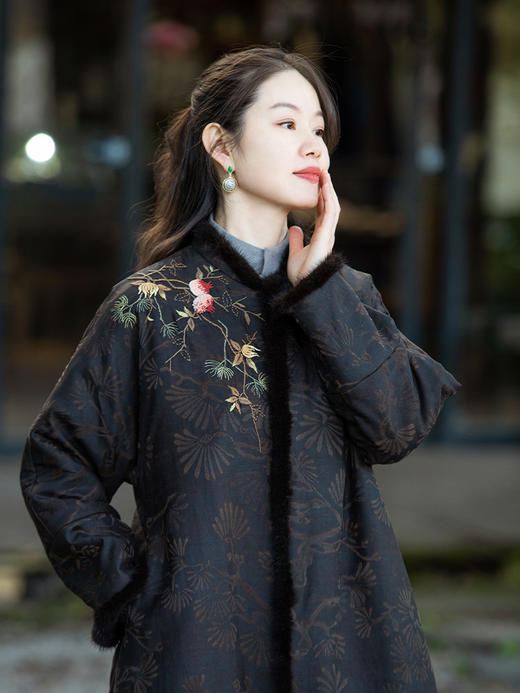 MSHK陌上兰襟【我愿是云朵】绢纺香云纱拼水貂毛夹羊毛绣花加厚棉袍 商品图2