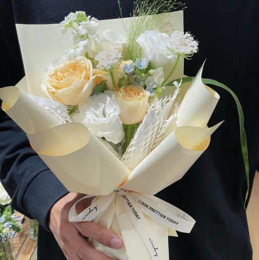 【迎美好】3朵香槟玫瑰➕白桔梗➕翠珠。精品小花束 商品图0