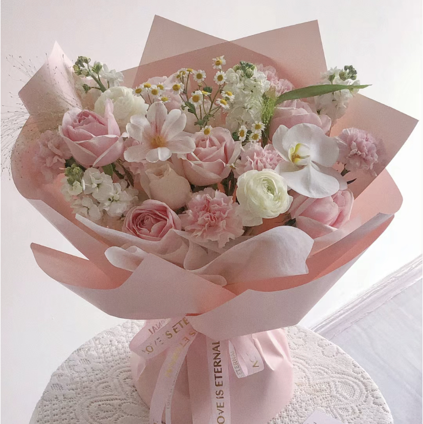 【尊贵的公主】9支粉雪山玫瑰➕粉色康乃馨➕蝴蝶兰➕洋甘菊，精品时尚花束