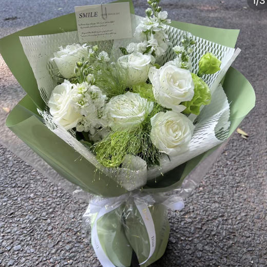 【自由灵魂】6支白玫瑰➕康乃馨➕紫罗兰➕喷泉草。精品时尚花束 商品图0
