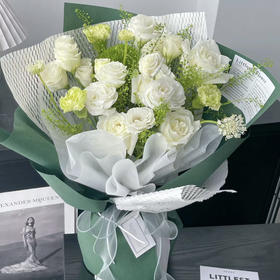 【皎洁月光】9只白玫瑰➕白桔梗➕绿康乃馨➕绿灵草。精品时尚花束