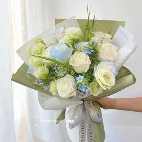 【为你闪耀】6只白玫瑰➕6只碎冰蓝玫瑰➕绿桔梗➕蓝星花➕喷泉草精品时尚小花束