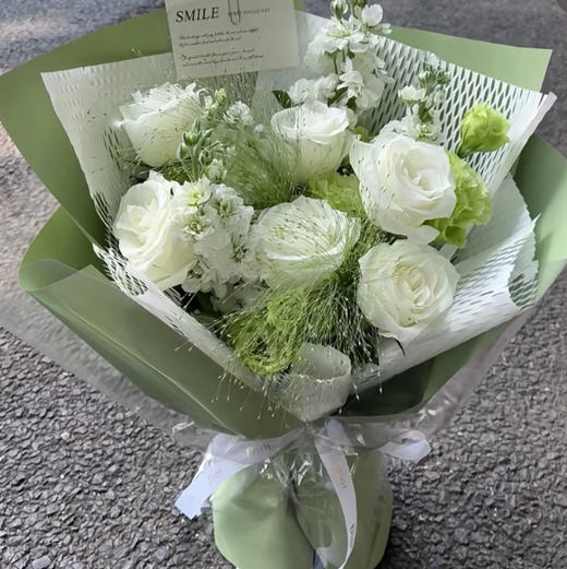 【自由灵魂】6支白玫瑰➕康乃馨➕紫罗兰➕喷泉草。精品时尚花束 商品图1