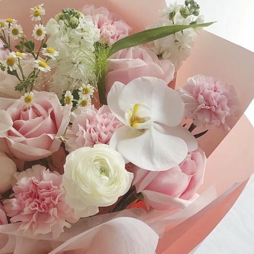 【尊贵的公主】9支粉雪山玫瑰➕粉色康乃馨➕蝴蝶兰➕洋甘菊，精品时尚花束 商品图2