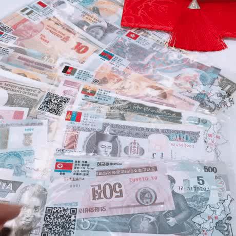 72小时内发货 🏮 24年火爆的新年红包❗【52张外币真钞💰 祥云流苏丝绸红包】🧧 内含28个国家，52张限量版外币真钞，小孩长辈都喜欢！（纯外币的版本已经售罄了！现在只有+金钞的版本了） 商品图8