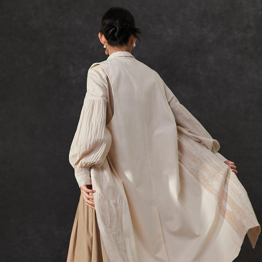 Famecoco范可儿24春季马甲无袖过膝长V领马甲文艺棉麻新中式肌理感马甲FAC1CA023 商品图4