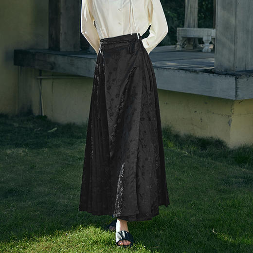 OLrain欧芮儿新中式黑色半身裙女早春2024新款百搭重工提花马面裙 商品图1