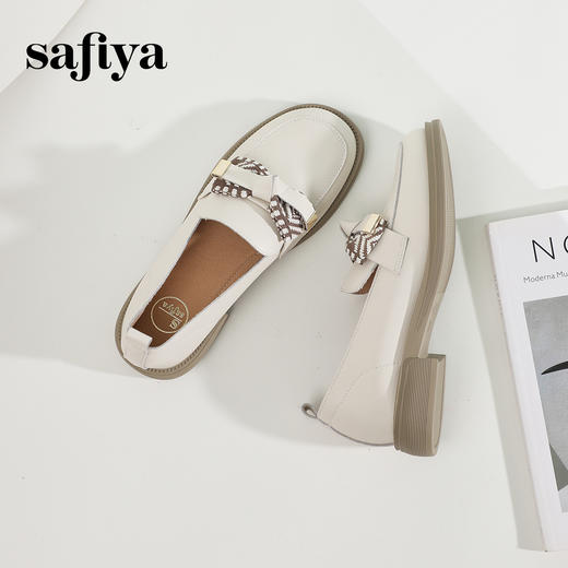 Safiya/索菲娅2024春季 复古学院风粗跟软底蝴蝶结英伦乐福鞋 SF41112087 商品图3