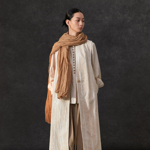 Famecoco范可儿24春季马甲无袖过膝长V领马甲文艺棉麻新中式肌理感马甲FAC1CA023 商品图3