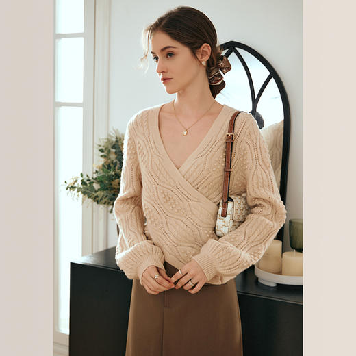 OLrain欧芮儿浅咖色v领毛衣女早春2024新款设计感复古针织套头衫 商品图1
