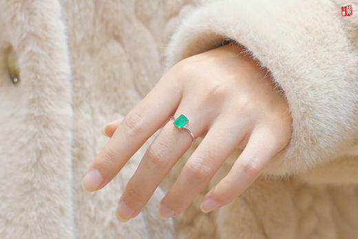 【指尖流沙】18k金镶祖母绿石戒指 商品图4