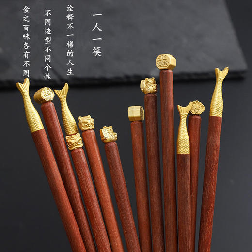 实木筷子礼盒装【健康分餐！一人一筷】家用鸡翅木红檀木，国潮筷子礼品套装，一人一筷5双礼盒装，色泽饱满，光滑无毛刺1握感舒适。 商品图4