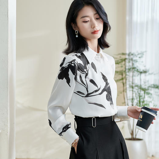 「墨影松枝」水墨印花通勤衬衫 清冷雅致 米思阳2026春季新款知性设计感水墨印花衬衫宽松抗皱白色上衣0430/1061 商品图1