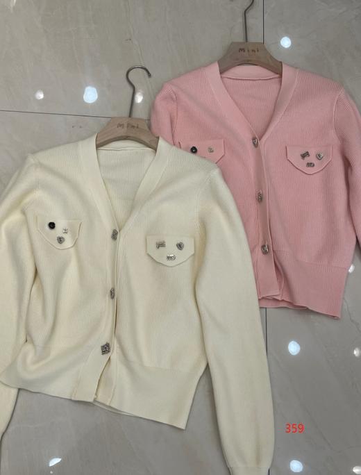 【门店同款】ENJOY2023年春季镶钻纽扣V领针织衫 150251294 商品图0