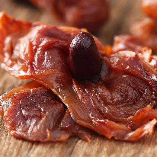 【桂味荔枝干】规格: 500克/袋 ，配料表超干净，只有荔枝！选用茂名桂味荔枝新鲜制作，再经过传统的烘干工艺，桂花香和荔枝香浓。肉厚核小，吃起来就是爽！都是肉！紧实有嚼头，香甜软糯，吃起荔枝味超浓！ 商品图2