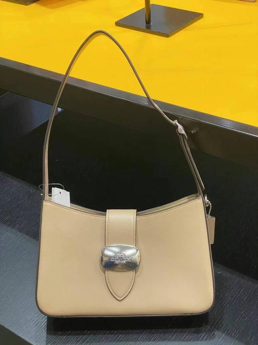 ¥1450🇺🇸直邮✈️最新款Coach 女神系列Eliza腋下包（纯色），极简风格大牌感拉满，金属搭扣超有质感 商品图10