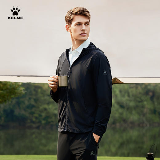 卡尔美春季新款尽享自在系列男士带帽皮肤衣 商品图0