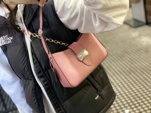 ¥1450🇺🇸直邮✈️最新款Coach 女神系列Eliza腋下包（纯色），极简风格大牌感拉满，金属搭扣超有质感 商品图5