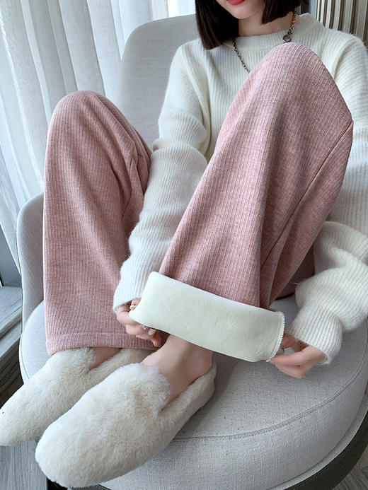 【秋冬新品】冬日里的粉色温暖，让你在寒冷时刻散发魅力。搭配高腰设计，修饰身型更有型。垂感宽松，舒适自在。加绒针织直筒裤，为你带来温暖的陪伴！ 商品图0