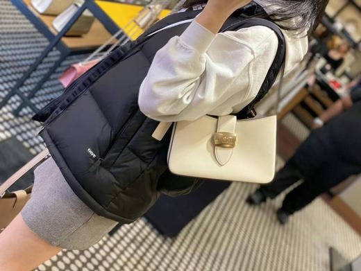 ¥1450🇺🇸直邮✈️最新款Coach 女神系列Eliza腋下包（纯色），极简风格大牌感拉满，金属搭扣超有质感 商品图2