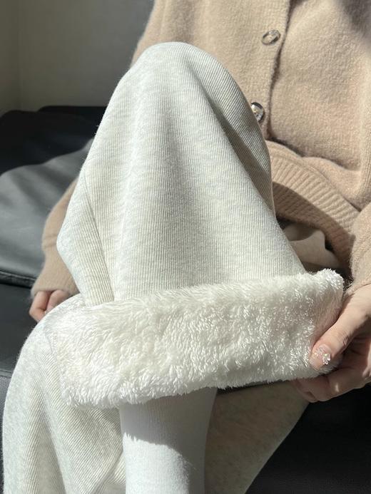 【保暖舒适，时尚百搭】冬季爆款，买了再也不想脱！新款羊羔绒运动裤，高腰保暖，舒适休闲。穿上它，瞬间潮流达人，时尚指数直线上升！小个子必备，加绒卫裤，温暖又显瘦。赶紧入手一条，秋冬美丽不用等！ 商品图0