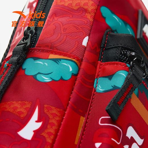 【安踏儿童】B8F安踏儿童书包男童装胸包2024新年款红色潮流满印单肩包【初登龙门 红色-1 均码 商品图6