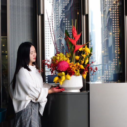 《龙行大运》富贵鸟蕙兰五代果插花 商品图1