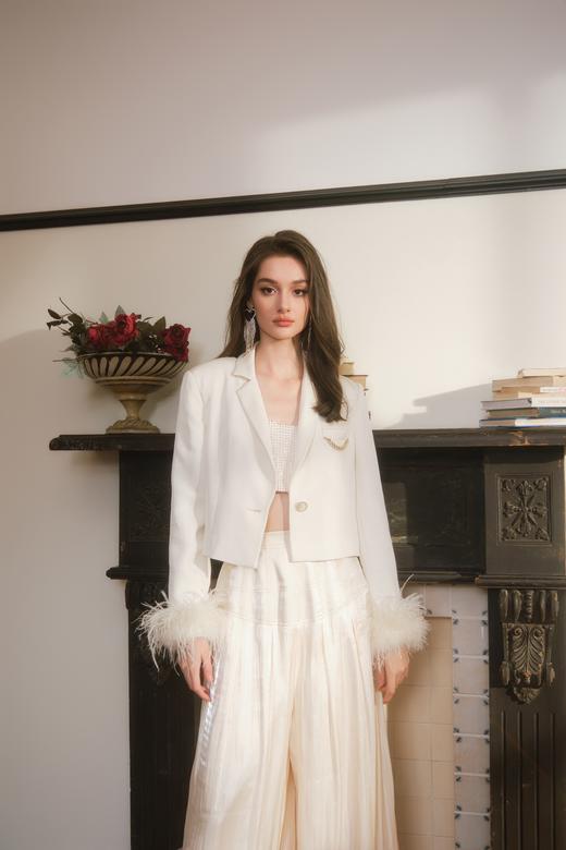 白色驼鸟毛可拆式袖口进口缎面醋酸宽松短西装 商品图0