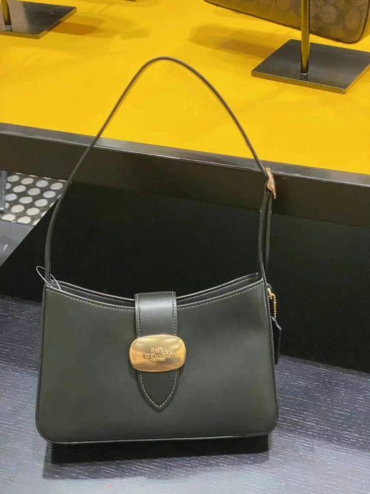 ¥1450🇺🇸直邮✈️最新款Coach 女神系列Eliza腋下包（纯色），极简风格大牌感拉满，金属搭扣超有质感 商品图8