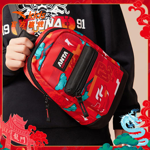 【安踏儿童】B8F安踏儿童书包男童装胸包2024新年款红色潮流满印单肩包【初登龙门 红色-1 均码 商品图2
