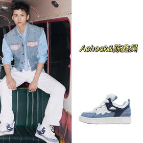 他穿的是牛仔水蓝蓝诶