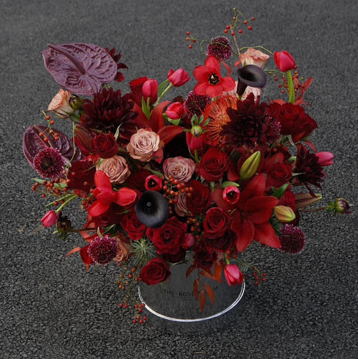 《花开富贵》-郁金香黑色马蹄莲百合花抱抱桶 商品图1