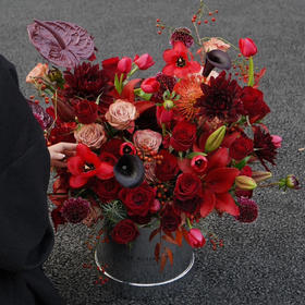 《花开富贵》-郁金香黑色马蹄莲百合花抱抱桶